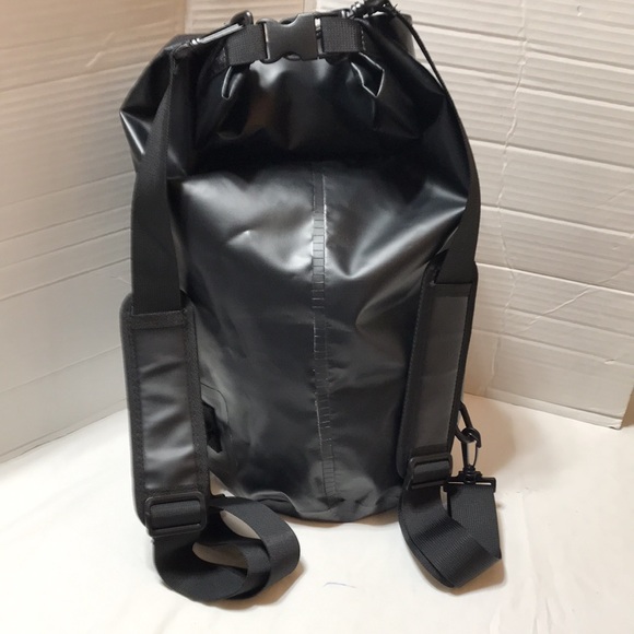 Louis Vevre. A waterproof backpack with 2 removable straps and shoulder pads. - Picture 2 of 5